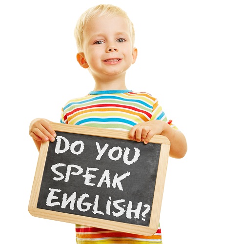 Kind hält Tafel mit dem Satz "Do you speak english?"